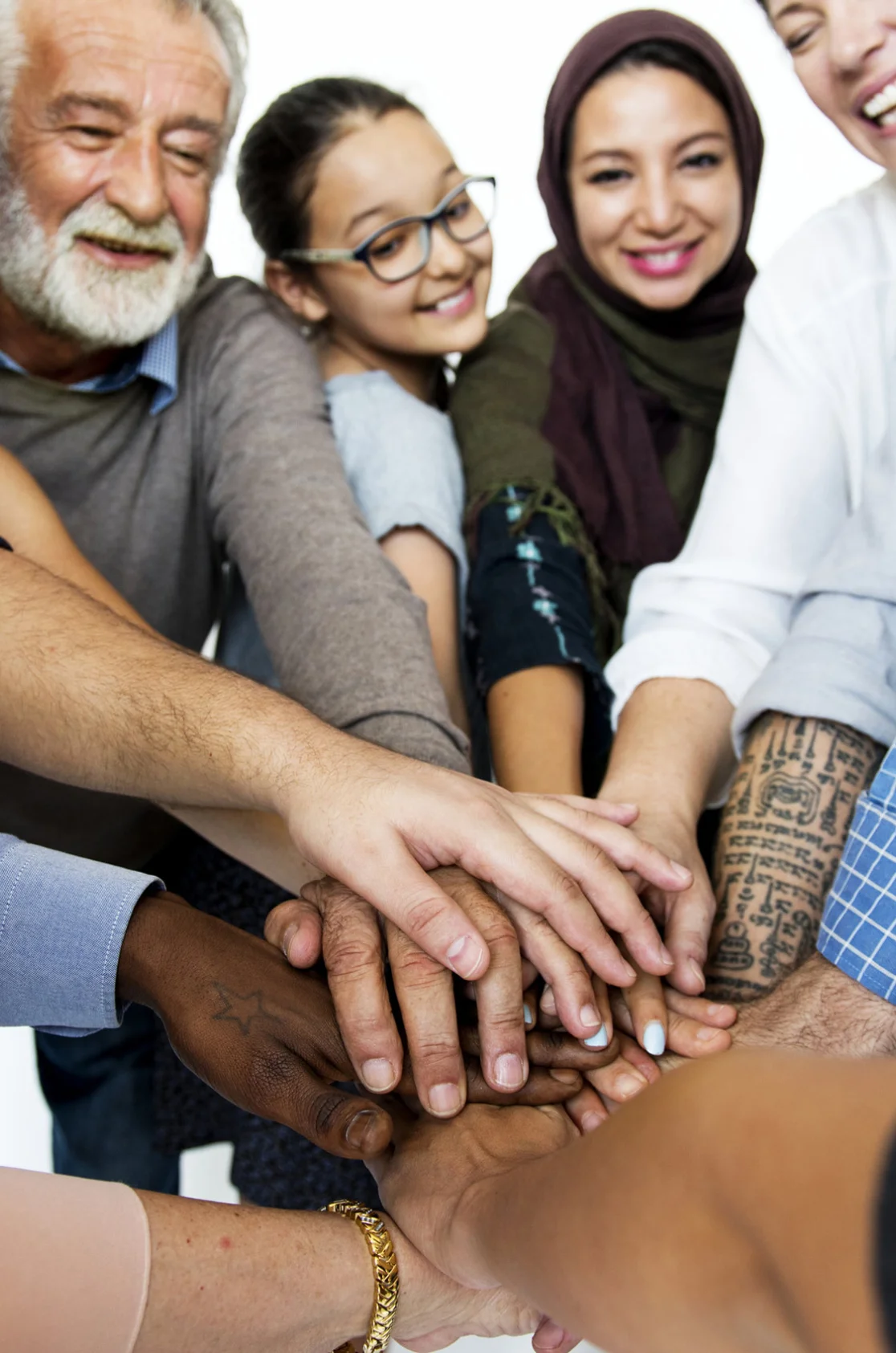 Unterschiedliche Menschen geben sich die Hand