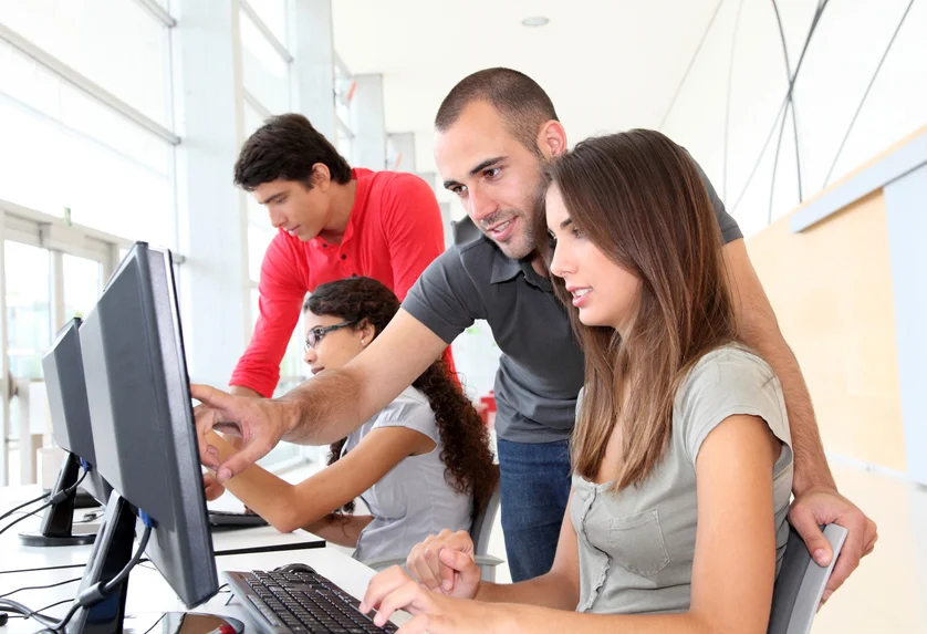 Junge Menschen am Computer
