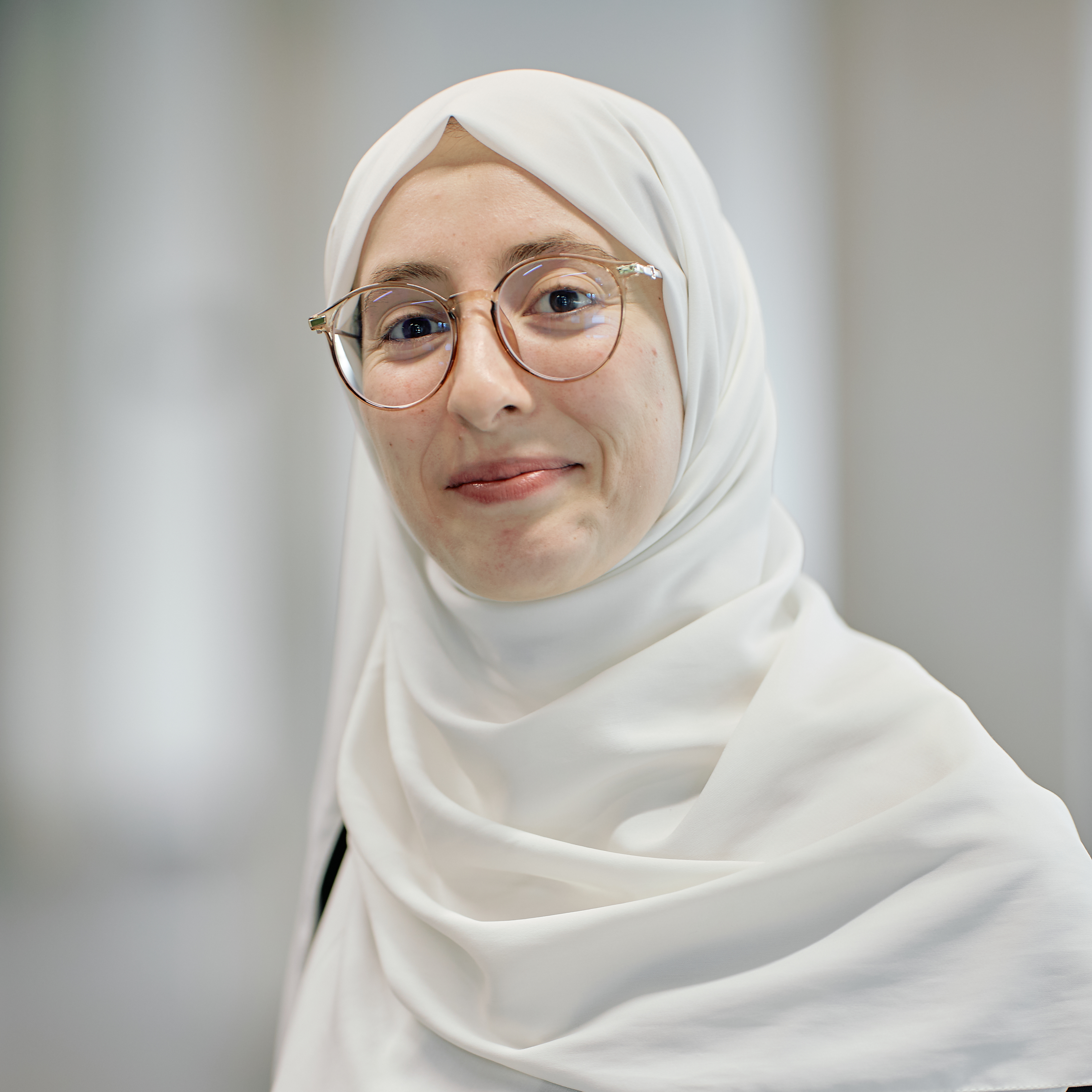 Frau Amel Makour